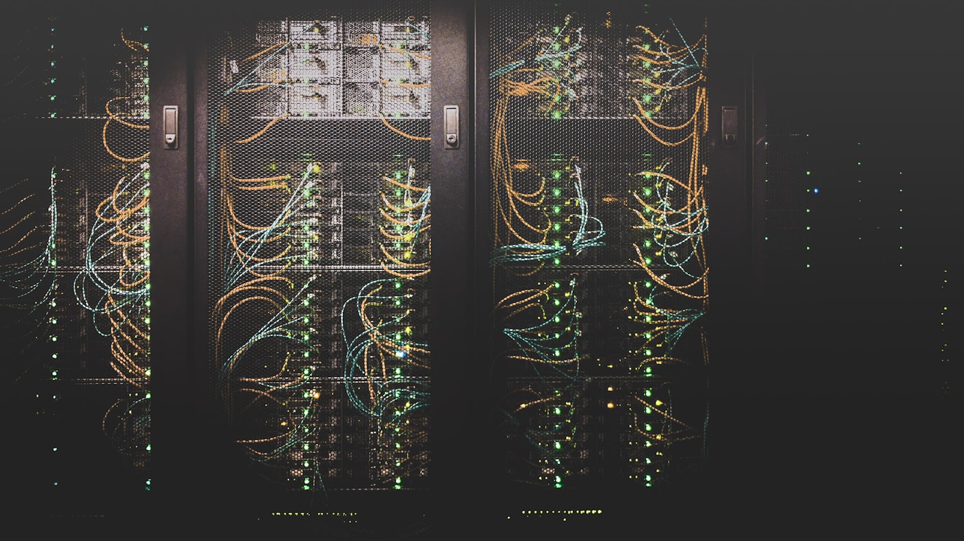 Server-Rack mit Netzwerkverkabelung