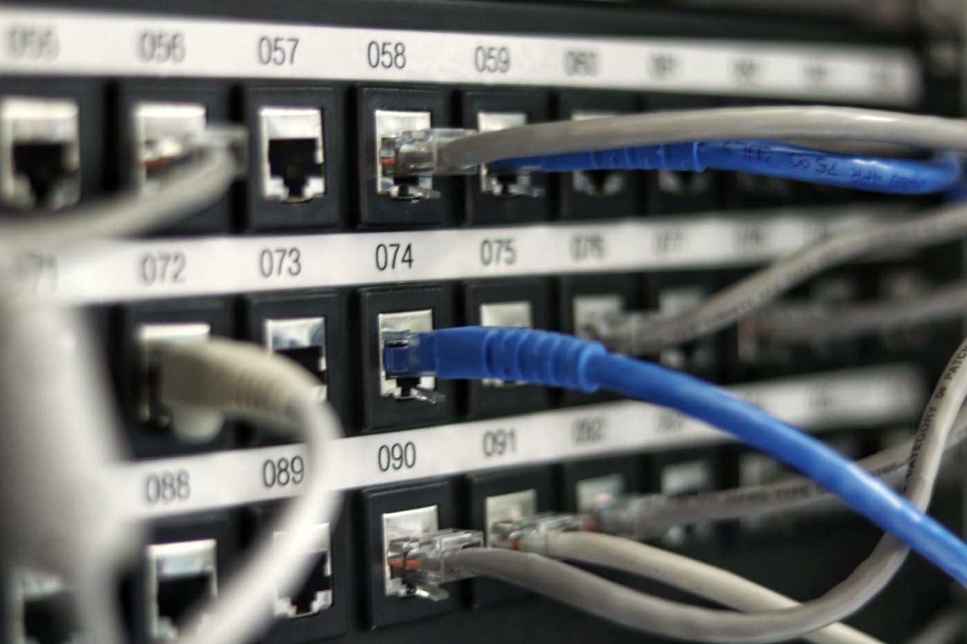 Patchpanel mit RJ45-Netzwerkkabeln